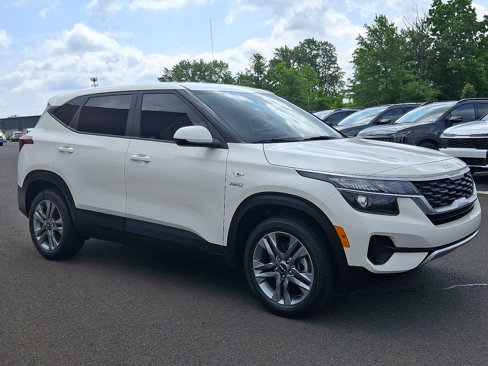 Used 2023 Kia Seltos LX image 3