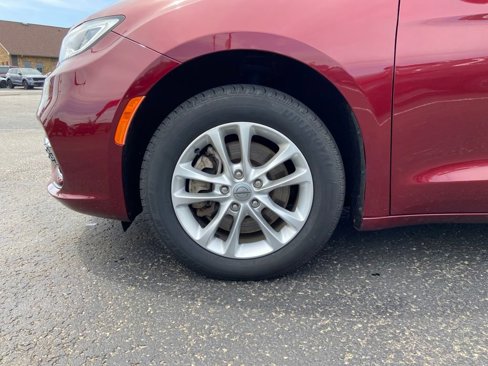 Used 2021 Chrysler Pacifica Touring image 10