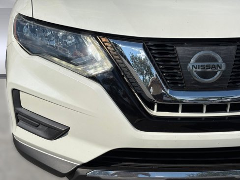 Used 2017 Nissan Rogue SV w/ SV Premium Package image 11