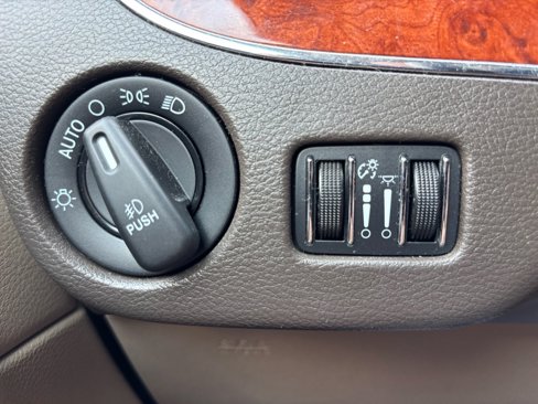 Used 2015 Chrysler Town & Country Touring image 27