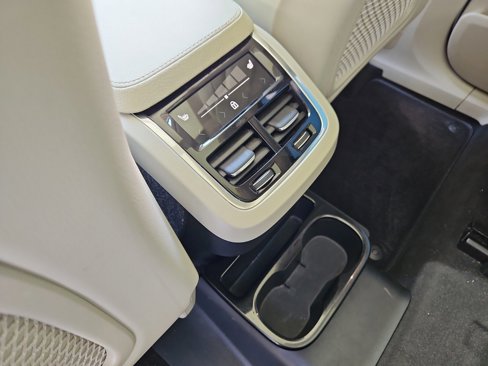 Used 2021 Volvo XC90 T6 Momentum image 17