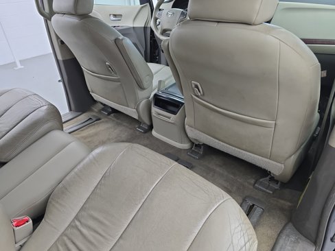 Used 2014 Toyota Sienna XLE image 11
