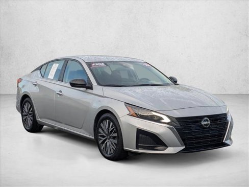 Used 2024 Nissan Altima 2.5 SV image 3
