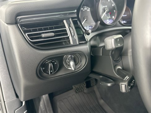 Used 2025 Porsche Macan image 37