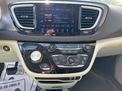 Used 2017 Chrysler Pacifica Touring-L image 10
