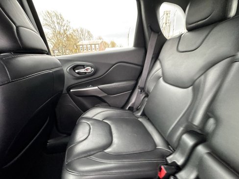 Used 2019 Jeep Cherokee Overland w/ Technology Group image 25