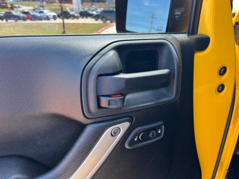 Used 2015 Jeep Wrangler Unlimited Sahara w/ Connectivity Group image 14