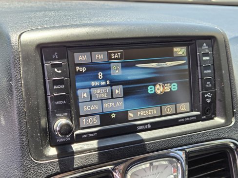 Used 2016 Chrysler Town & Country Limited image 19