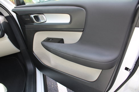 Used 2022 Volvo XC40 T5 Momentum image 43