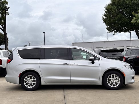 Used 2023 Chrysler Voyager LX image 3