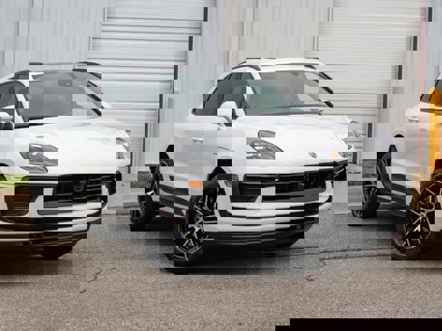 Certified 2025 Porsche Macan image 9