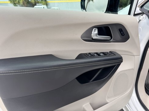 Used 2024 Chrysler Pacifica Touring-L image 10
