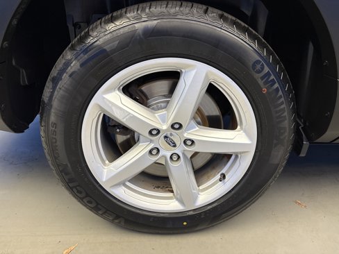 Used 2017 Ford Explorer XLT w/ Equipment Group 202A image 8