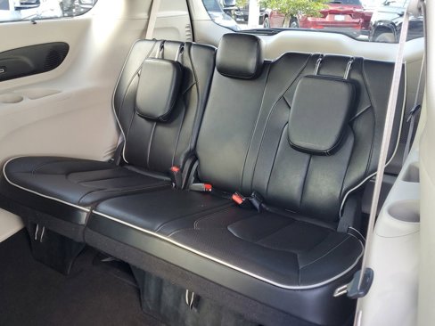 Used 2023 Chrysler Pacifica Limited image 16