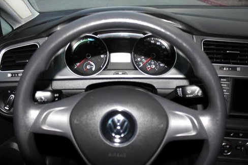 Used 2016 Volkswagen e-Golf SE image 20