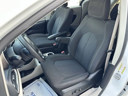 Used 2021 Chrysler Voyager LX image 9