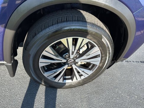 Used 2023 Nissan Rogue SV image 34
