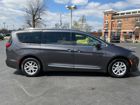Used 2020 Chrysler Pacifica Touring-L image 8