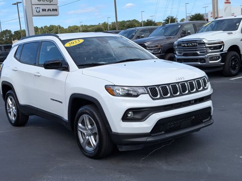 Used 2023 Jeep Compass Latitude image 3