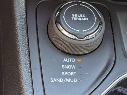 Used 2023 Jeep Cherokee Altitude Lux image 20