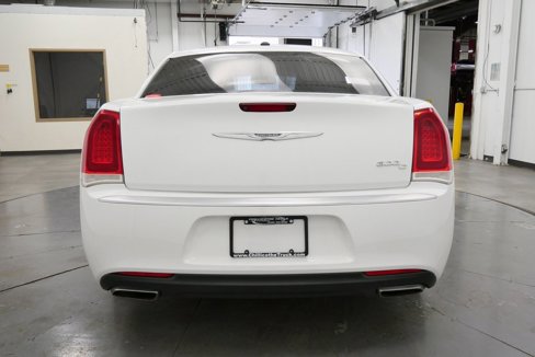 Used 2016 Chrysler 300 C Platinum image 6