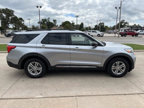 Used 2022 Ford Explorer XLT w/ Equipment Group 202A image 5