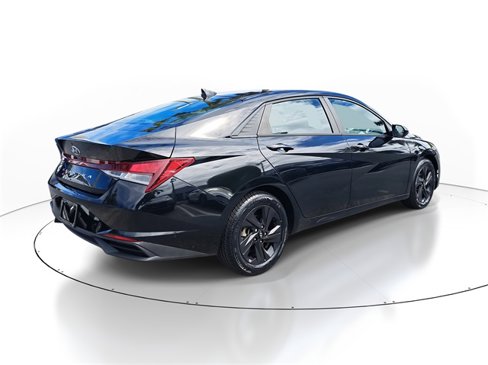 Used 2021 Hyundai Elantra SEL w/ Preferred Accessory Package image 4