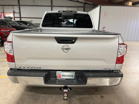Used 2019 Nissan Titan SV image 3