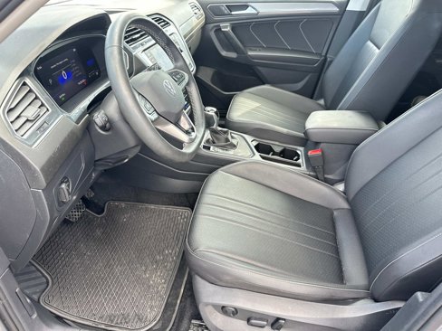 Used 2023 Volkswagen Tiguan SE w/ Panoramic Sunroof Package image 13