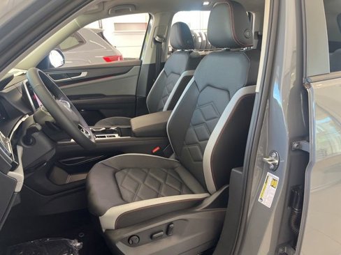 New 2025 Volkswagen Atlas Peak Edition SE image 25