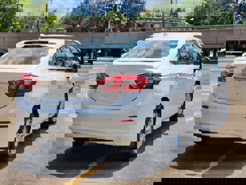 Used 2018 Chevrolet Cruze LT w/ Convenience Package image 8