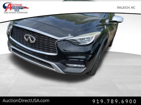 Used 2017 INFINITI QX30 Premium w/ Technology Package image 4