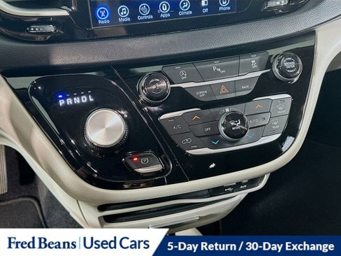 Used 2017 Chrysler Pacifica Touring-L image 21