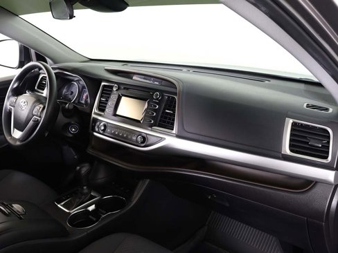 Used 2019 Toyota Highlander LE image 25
