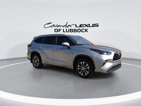 Used 2023 Toyota Highlander XLE image 2
