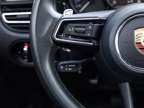 Certified 2022 Porsche Macan image 15