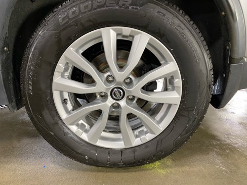 Used 2018 Nissan Rogue SV w/ Premium Package image 11