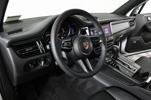 Certified 2025 Porsche Macan image 4