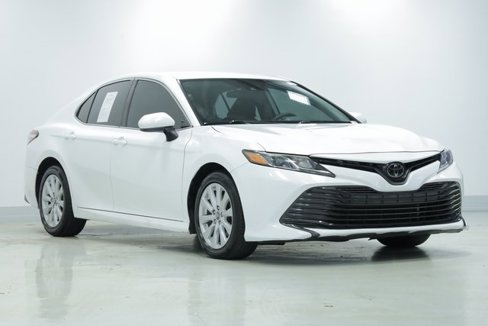 Used 2020 Toyota Camry LE image 3