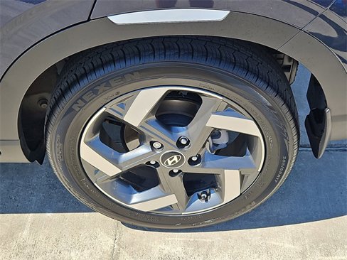 Used 2023 Hyundai Venue Limited image 11