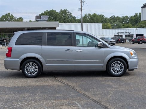 Used 2015 Chrysler Town & Country Touring-L w/ Driver Convenience Group image 6