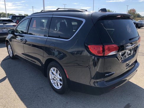 Used 2017 Chrysler Pacifica Touring image 3