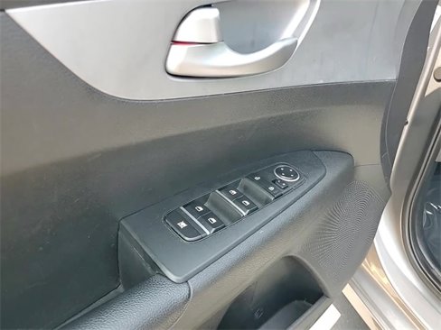 Used 2022 Kia Forte LXS w/ LXS Technology Package image 9