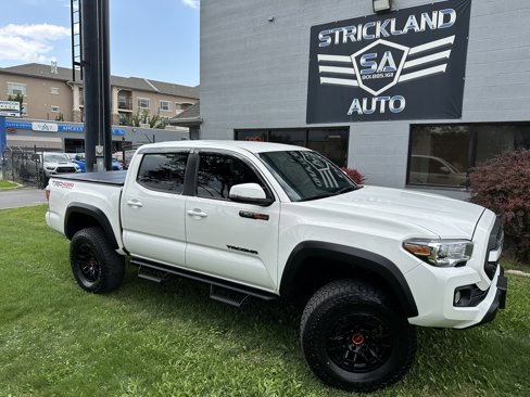Used 2022 Toyota Tacoma TRD Off-Road image 2