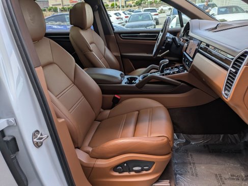 Certified 2023 Porsche Cayenne Platinum Edition image 25