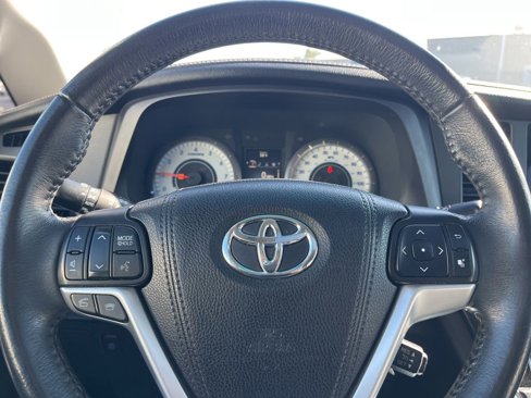 Used 2017 Toyota Sienna SE image 17