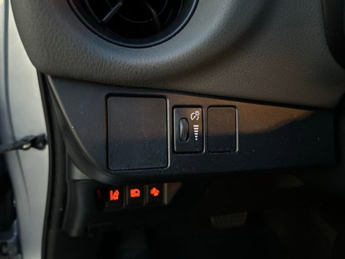 Used 2018 Toyota Yaris L image 16