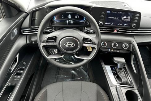 Used 2025 Hyundai Elantra SE image 15