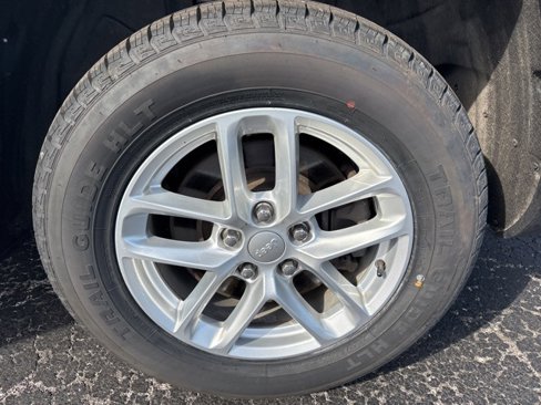 Used 2023 Jeep Grand Cherokee L Laredo image 27