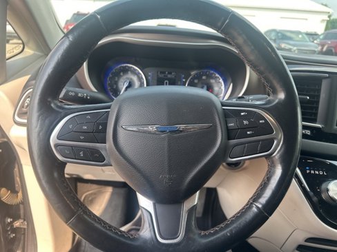 Used 2019 Chrysler Pacifica Touring-L image 20